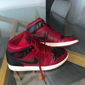 Jordan 1 Retro Team Red Black